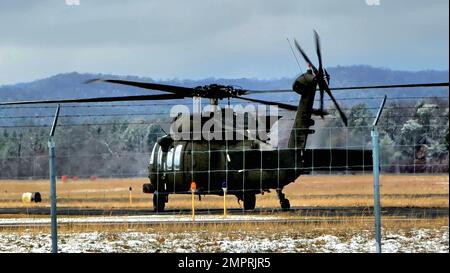 Eine Flugbesatzung mit dem 1. Bataillon der Nationalgarde von Wisconsin, 147. Aviation Regiment betreibt am Sparta-Fort McCoy Airport in Fort McCoy, Wisconsin, einen UH-60 Black Hawk Helikopter am 16. November 2022. Die Mitglieder der Einheit absolvieren regelmäßig Schulungen in Fort McCoy, und die Einheit unterstützt außerdem jedes Jahr zahlreiche Schulungen in der Anlage. Dem Informationsblatt der Armee für den Black Hawk zufolge besteht seine Mission darin, Luftangriffe, allgemeine Unterstützung, luftfahrtmedizinische Evakuierung, Kommando und Kontrolle sowie spezielle Einsatzunterstützung für Kampf-, Stabilitäts- und Unterstützungsoperationen bereitzustellen. Das UH-60 ist auch das Stockfoto