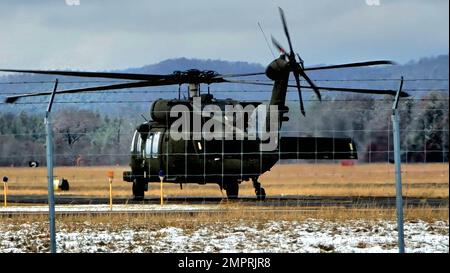 Eine Flugbesatzung mit dem 1. Bataillon der Nationalgarde von Wisconsin, 147. Aviation Regiment betreibt am Sparta-Fort McCoy Airport in Fort McCoy, Wisconsin, einen UH-60 Black Hawk Helikopter am 16. November 2022. Die Mitglieder der Einheit absolvieren regelmäßig Schulungen in Fort McCoy, und die Einheit unterstützt außerdem jedes Jahr zahlreiche Schulungen in der Anlage. Dem Informationsblatt der Armee für den Black Hawk zufolge besteht seine Mission darin, Luftangriffe, allgemeine Unterstützung, luftfahrtmedizinische Evakuierung, Kommando und Kontrolle sowie spezielle Einsatzunterstützung für Kampf-, Stabilitäts- und Unterstützungsoperationen bereitzustellen. Das UH-60 ist auch das Stockfoto