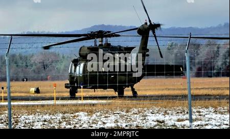 Eine Flugbesatzung mit dem 1. Bataillon der Nationalgarde von Wisconsin, 147. Aviation Regiment betreibt am Sparta-Fort McCoy Airport in Fort McCoy, Wisconsin, einen UH-60 Black Hawk Helikopter am 16. November 2022. Die Mitglieder der Einheit absolvieren regelmäßig Schulungen in Fort McCoy, und die Einheit unterstützt außerdem jedes Jahr zahlreiche Schulungen in der Anlage. Dem Informationsblatt der Armee für den Black Hawk zufolge besteht seine Mission darin, Luftangriffe, allgemeine Unterstützung, luftfahrtmedizinische Evakuierung, Kommando und Kontrolle sowie spezielle Einsatzunterstützung für Kampf-, Stabilitäts- und Unterstützungsoperationen bereitzustellen. Das UH-60 ist auch das Stockfoto