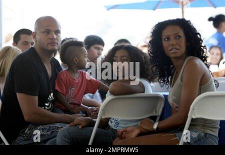 Mel B und seine Familie besuchen den Children Uniting Nations (CUN) Day im Dodger Stadium. Mel hat es für Fans und Fotografen zusammengestellt, Interviews gegeben und zusammen mit Dustin Milligan zwei glückliche Kinder unterstützt, die den ersten Ball weggeworfen haben. Ken Davitian, Michael COPON, Dustin Milligan, Kristina Guerrero, Gretchen Rossi und Slade Smiley waren ebenfalls anwesend. Los Angeles, Kalifornien. 7/26/09. Stockfoto