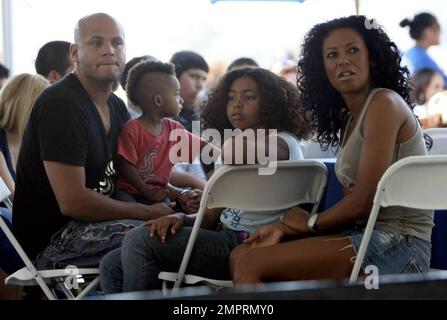 Mel B und seine Familie besuchen den Children Uniting Nations (CUN) Day im Dodger Stadium. Mel hat es für Fans und Fotografen zusammengestellt, Interviews gegeben und zusammen mit Dustin Milligan zwei glückliche Kinder unterstützt, die den ersten Ball weggeworfen haben. Ken Davitian, Michael COPON, Dustin Milligan, Kristina Guerrero, Gretchen Rossi und Slade Smiley waren ebenfalls anwesend. Los Angeles, Kalifornien. 7/26/09. Stockfoto