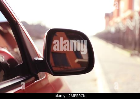 Seitenrückspiegel eines modernen Autos im Freien Stockfoto