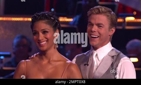 Nicole Scherzinger, ehemalige Leadsängerin der Popgruppe Pussycat Dolls, tanzt den Wiener Walzer live mit ihrem Sieben-Champion der Partnersaison Derek Hough und erzielte bei der zehnten Saison-Premiere von „Dancing with the Stars“ im amerikanischen Fernsehsender ABC eine Punktzahl von 25 Punkten. Hollywood, Kalifornien. 3/22/10. /ABC. Stockfoto