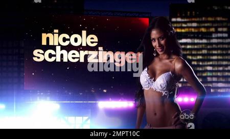 Nicole Scherzinger, ehemalige Leadsängerin der Popgruppe Pussycat Dolls, tanzt den Wiener Walzer live mit ihrem Sieben-Champion der Partnersaison Derek Hough und erzielte bei der zehnten Saison-Premiere von „Dancing with the Stars“ im amerikanischen Fernsehsender ABC eine Punktzahl von 25 Punkten. Hollywood, Kalifornien. 3/22/10. /ABC. Stockfoto