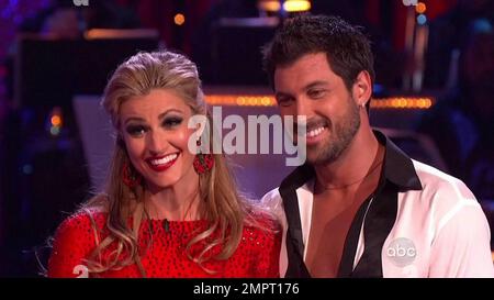 ESPN-Fernsehveranstalter Erin Andrews tanzt den Tango live mit Partner Maksim Chmerkovskiy während der zehnten Staffel von „Dancing with the Stars“ im amerikanischen Fernsehsender ABC. Los Angeles, Kalifornien. 04/12/10. Stockfoto