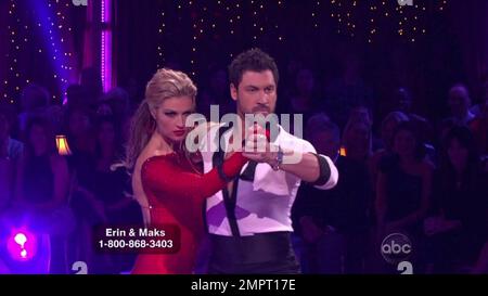 ESPN-Fernsehveranstalter Erin Andrews tanzt den Tango live mit Partner Maksim Chmerkovskiy während der zehnten Staffel von „Dancing with the Stars“ im amerikanischen Fernsehsender ABC. Los Angeles, Kalifornien. 04/12/10. Stockfoto