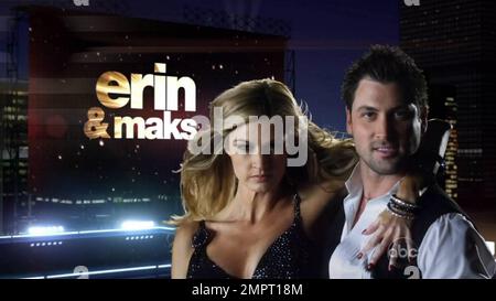 ESPN-Fernsehveranstalter Erin Andrews tanzt den Tango live mit Partner Maksim Chmerkovskiy während der zehnten Staffel von „Dancing with the Stars“ im amerikanischen Fernsehsender ABC. Los Angeles, Kalifornien. 04/12/10. Stockfoto