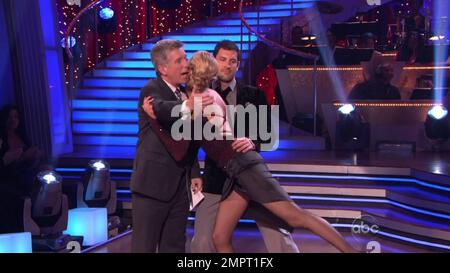 ESPN-Rundfunkveranstalter Erin Andrews tanzt den argentinischen Tango live mit ihrem Partner Maksim Chmerkovskiy in der zehnten Staffel von „Dancing with the Stars“ auf ABC in Los Angeles, Kalifornien. 5/10/10. Stockfoto
