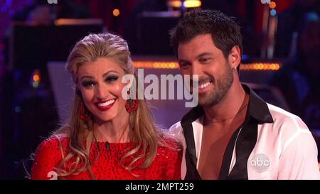 ESPN-Fernsehveranstalter Erin Andrews tanzt den Tango live mit Partner Maksim Chmerkovskiy während der zehnten Staffel von „Dancing with the Stars“ im amerikanischen Fernsehsender ABC. Los Angeles, Kalifornien. 04/12/10. Stockfoto