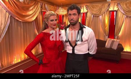 ESPN-Fernsehveranstalter Erin Andrews tanzt den Tango live mit Partner Maksim Chmerkovskiy während der zehnten Staffel von „Dancing with the Stars“ im amerikanischen Fernsehsender ABC. Los Angeles, Kalifornien. 04/12/10. Stockfoto