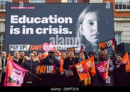 London, Großbritannien. 18. Januar 2023 Mary Bousted, gemeinsame Generalsekretärin der Nationalen Bildungsunion, startet die Kampagne „Pay Up, Save Our Schools“ im Zentrum von London vor dem Streik der Lehrer am 1. Februar. Stockfoto
