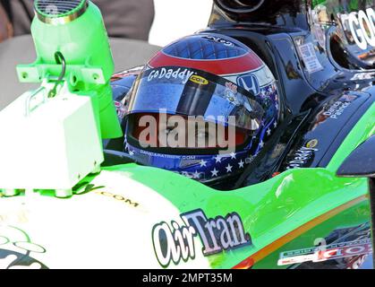 Die IndyCar-Fahrerin Danica Patrick, 28, signiert unauffällig Autogramme, während sie in ihrem Overall eine Boxenstraße entlang geht, nachdem sie ihr Nachmittagstraining vor dem Café do Brasil Indy 300 auf dem Homestead-Miami Speedway absolviert hat. Homestead, Florida. 10/01/10. Stockfoto