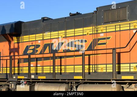 Stanwood, WA, USA - 29. Januar 2023; BNSF-Lokomotive mit Firmenlogo auf der Seite im Farbschema des Unternehmens Stockfoto