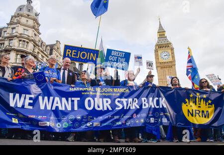 London, Großbritannien. 22.. Oktober 2022. Der Anti-Brexit-Aktivist Steve Bray mit Demonstranten auf dem Parliament Square. Tausende von Menschen marschierten durch Central London und forderten, dass Großbritannien den Brexit umkehrt und sich der Europäischen Union erfreut. Stockfoto