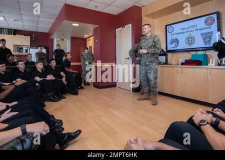 ANNAPOLIS, MD. (17. November 2022) Klasse von 2023 Schiffsmännern der 3. Kompanie erhalten ihren Dienstauftrag an der U.S. Naval Academy. Nach Abschluss und Inbetriebnahme im Mai werden 75 Prozent als Fähnrich der U.S. Navy und 25 Prozent als Second Lieutenants des U.S. Marine Corps kommissionieren. Die Marineakademie bereitet junge Männer und Frauen vor, professionelle Offiziere mit Kompetenz, Charakter und Mitgefühl im US Navy and Marine Corps zu werden. Midshipmen, US Naval Academy, Veranstaltung, Stockfoto
