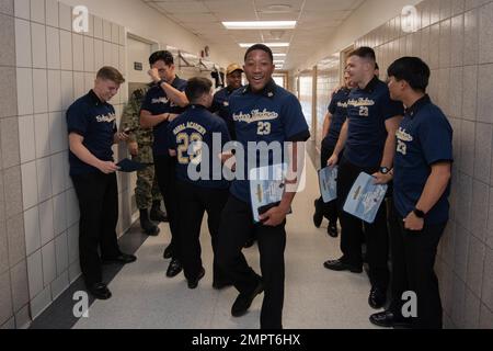 ANNAPOLIS, MD. (17. November 2022) Klasse von 2023 Schiffsmännern der 3. Kompanie erhalten ihren Dienstauftrag an der U.S. Naval Academy. Nach Abschluss und Inbetriebnahme im Mai werden 75 Prozent als Fähnrich der U.S. Navy und 25 Prozent als Second Lieutenants des U.S. Marine Corps kommissionieren. Die Marineakademie bereitet junge Männer und Frauen vor, professionelle Offiziere mit Kompetenz, Charakter und Mitgefühl im US Navy and Marine Corps zu werden. Midshipmen, US Naval Academy, Veranstaltung, Stockfoto