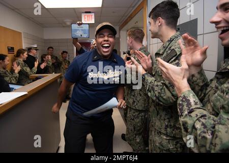 ANNAPOLIS, MD. (17. November 2022) Klasse von 2023 Schiffsmännern der 3. Kompanie erhalten ihren Dienstauftrag an der U.S. Naval Academy. Nach Abschluss und Inbetriebnahme im Mai werden 75 Prozent als Fähnrich der U.S. Navy und 25 Prozent als Second Lieutenants des U.S. Marine Corps kommissionieren. Die Marineakademie bereitet junge Männer und Frauen vor, professionelle Offiziere mit Kompetenz, Charakter und Mitgefühl im US Navy and Marine Corps zu werden. Midshipmen, US Naval Academy, Veranstaltung, Stockfoto