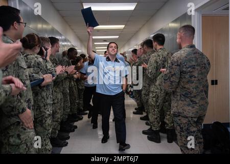 ANNAPOLIS, MD. (17. November 2022) Klasse von 2023 Schiffsmännern der 4. Kompanie erhalten ihren Dienstauftrag an der U.S. Naval Academy. Nach Abschluss und Inbetriebnahme im Mai werden 75 Prozent als Fähnrich der U.S. Navy und 25 Prozent als Second Lieutenants des U.S. Marine Corps kommissionieren. Die Marineakademie bereitet junge Männer und Frauen vor, professionelle Offiziere mit Kompetenz, Charakter und Mitgefühl im US Navy and Marine Corps zu werden. Midshipmen, US Naval Academy, Veranstaltung, Stockfoto