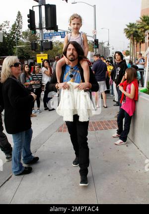 EXKLUSIV!! Der Musiker Dave Grohl verleiht der Tochter Violet Maye, die mit seiner Frau Jordyn geboren wurde, eine Fahrt im Huckepack, während sie bei den 24. Annual Kids' Choice Awards von Nickelodeon im Galen Center teilnimmt. In einer süßen Geste trug Grohl Violets winzigen weißen Mantel. Los Angeles, Kalifornien. 04/02/11. Stockfoto