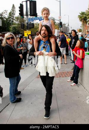 EXKLUSIV!! Der Musiker Dave Grohl verleiht der Tochter Violet Maye, die mit seiner Frau Jordyn geboren wurde, eine Fahrt im Huckepack, während sie bei den 24. Annual Kids' Choice Awards von Nickelodeon im Galen Center teilnimmt. In einer süßen Geste trug Grohl Violets winzigen weißen Mantel. Los Angeles, Kalifornien. 04/02/11. Stockfoto