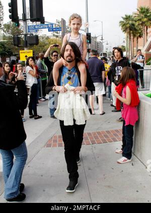 EXKLUSIV!! Der Musiker Dave Grohl verleiht der Tochter Violet Maye, die mit seiner Frau Jordyn geboren wurde, eine Fahrt im Huckepack, während sie bei den 24. Annual Kids' Choice Awards von Nickelodeon im Galen Center teilnimmt. In einer süßen Geste trug Grohl Violets winzigen weißen Mantel. Los Angeles, Kalifornien. 04/02/11. Stockfoto