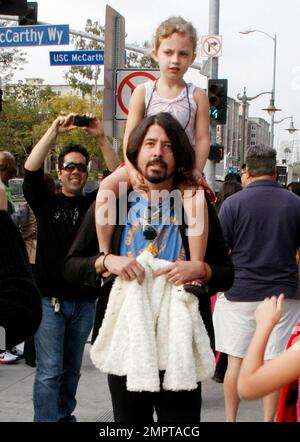 EXKLUSIV!! Der Musiker Dave Grohl verleiht der Tochter Violet Maye, die mit seiner Frau Jordyn geboren wurde, eine Fahrt im Huckepack, während sie bei den 24. Annual Kids' Choice Awards von Nickelodeon im Galen Center teilnimmt. In einer süßen Geste trug Grohl Violets winzigen weißen Mantel. Los Angeles, Kalifornien. 04/02/11. Stockfoto