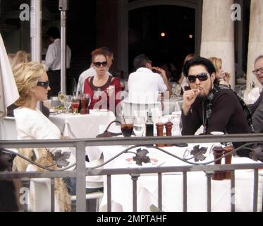 Exklusiv!! Dave Navarro und die neue Freundin Kelly Carlson verbrachten Ostersonntag zusammen im Grove in Los Angeles, Kalifornien. Das Paar aß in der La Pizzeria und teilte Lächeln und Lachen. 4/8/07 Stockfoto