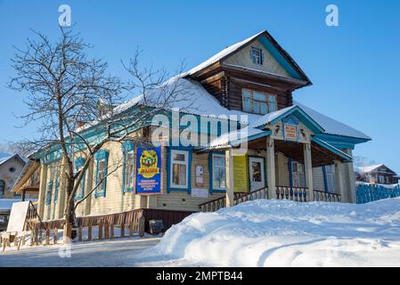 MYSHKIN, RUSSLAND - 07. JANUAR 2023: "Mausmuseum" in einem alten Holzhaus. Myshkin, Region Jaroslawl, Russland Stockfoto