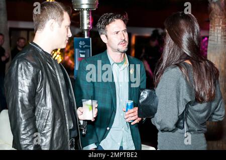 Während der Spendenaktion für die Rally for Kids 2010 unterhielt sich David Arquette vor kurzem mit einer dünnen Brünetten, die seiner Ex-Schauspielerin Courteney Cox sehr ähnlich sah. Und für Jasmine Waltz, eine Frau, mit der er gestand, dass er eine Romanze hatte, nachdem er sich 11 Jahre lang von seiner Frau getrennt hatte. Auf der Party, Die in der Tropicana Bar im Roosevelt Hotel stattfand, schien Arquette stark unter dem Einfluss von Alkohol zu stehen und wurde laut Partygästen auch mit einer Gruppe von Zwergen gesehen, dies nur wenige Tage bevor er fotografiert wurde Dirty Dancing mit einer Zwergstripperin bei ihm Stockfoto