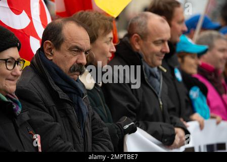 Demonstranten wie der Generalsekretär der französischen CGT-Gewerkschaft Philippe Martinez , der Generalsekretär der französischen Demokratischen Gewerkschaft (CFDT) Laurent Berger und die Ko-Delegierte der Solidaires-Gewerkschaft Murielle Guilbert nehmen an einem zweiten Tag an einer Demonstration Teil, bei der landesweite Streiks und Proteste gegen die von der Regierung vorgeschlagene Rentenreform stattfanden; In Paris am 31. Januar 2023. Frankreich bereitet sich auf große Verkehrsblockaden vor, mit Massenstreiks und Protesten, die das Land zum zweiten Mal innerhalb eines Monats treffen werden, als Widerspruch gegen die geplante Anhebung des Rentenalters von 62 auf 64. Am Januar Stockfoto