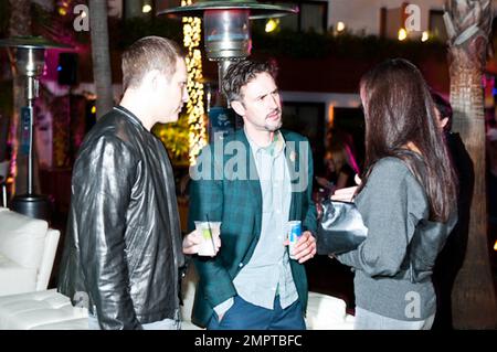Während der Spendenaktion für die Rally for Kids 2010 unterhielt sich David Arquette vor kurzem mit einer dünnen Brünetten, die seiner Ex-Schauspielerin Courteney Cox sehr ähnlich sah. Und für Jasmine Waltz, eine Frau, mit der er gestand, dass er eine Romanze hatte, nachdem er sich 11 Jahre lang von seiner Frau getrennt hatte. Auf der Party, Die in der Tropicana Bar im Roosevelt Hotel stattfand, schien Arquette stark unter dem Einfluss von Alkohol zu stehen und wurde laut Partygästen auch mit einer Gruppe von Zwergen gesehen, dies nur wenige Tage bevor er fotografiert wurde Dirty Dancing mit einer Zwergstripperin bei ihm Stockfoto