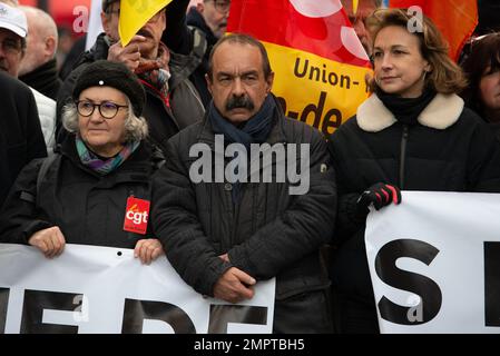 Demonstranten wie der Generalsekretär der französischen CGT-Gewerkschaft Philippe Martinez , der Generalsekretär der französischen Demokratischen Gewerkschaft (CFDT) Laurent Berger und die Ko-Delegierte der Solidaires-Gewerkschaft Murielle Guilbert nehmen an einem zweiten Tag an einer Demonstration Teil, bei der landesweite Streiks und Proteste gegen die von der Regierung vorgeschlagene Rentenreform stattfanden; In Paris am 31. Januar 2023. Frankreich bereitet sich auf große Verkehrsblockaden vor, mit Massenstreiks und Protesten, die das Land zum zweiten Mal innerhalb eines Monats treffen werden, als Widerspruch gegen die geplante Anhebung des Rentenalters von 62 auf 64. Am Januar Stockfoto