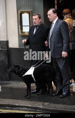 Der ehemalige britische Innenminister David Blunkett verlässt den Ivy Club nach dem Mittagessen. London, Großbritannien. 12/16/10. Stockfoto