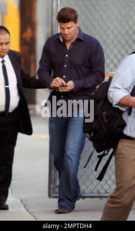David Boreanaz, der Star von „Bones“, winkt Fans und Fotografen zu, wenn er in den Studios „Jimmy Kimmel Live“ in Hollywood, Kalifornien, ankommt. 3/15/11. Stockfoto