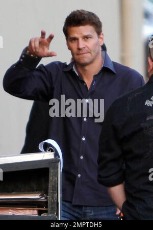 David Boreanaz, der Star von „Bones“, winkt Fans und Fotografen zu, wenn er in den Studios „Jimmy Kimmel Live“ in Hollywood, Kalifornien, ankommt. 3/15/11. Stockfoto
