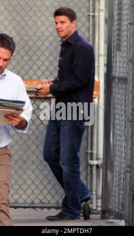 David Boreanaz, der Star von „Bones“, winkt Fans und Fotografen zu, wenn er in den Studios „Jimmy Kimmel Live“ in Hollywood, Kalifornien, ankommt. 3/15/11. Stockfoto