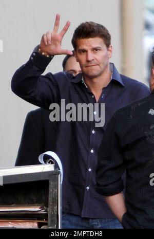 David Boreanaz, der Star von „Bones“, winkt Fans und Fotografen zu, wenn er in den Studios „Jimmy Kimmel Live“ in Hollywood, Kalifornien, ankommt. 3/15/11. Stockfoto