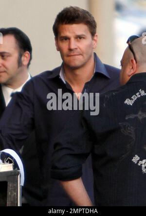 David Boreanaz, der Star von „Bones“, winkt Fans und Fotografen zu, wenn er in den Studios „Jimmy Kimmel Live“ in Hollywood, Kalifornien, ankommt. 3/15/11. Stockfoto