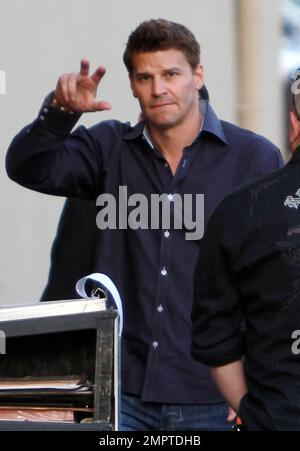 David Boreanaz, der Star von „Bones“, winkt Fans und Fotografen zu, wenn er in den Studios „Jimmy Kimmel Live“ in Hollywood, Kalifornien, ankommt. 3/15/11. Stockfoto