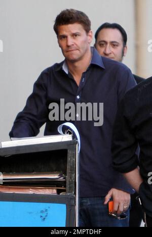David Boreanaz, der Star von „Bones“, winkt Fans und Fotografen zu, wenn er in den Studios „Jimmy Kimmel Live“ in Hollywood, Kalifornien, ankommt. 3/15/11. Stockfoto