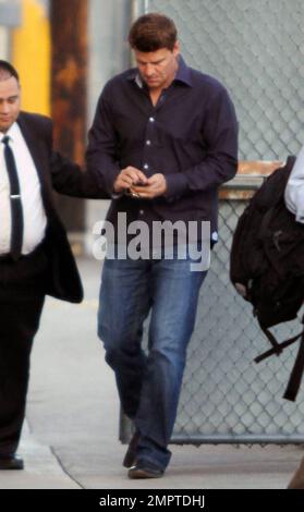 David Boreanaz, der Star von „Bones“, winkt Fans und Fotografen zu, wenn er in den Studios „Jimmy Kimmel Live“ in Hollywood, Kalifornien, ankommt. 3/15/11. Stockfoto