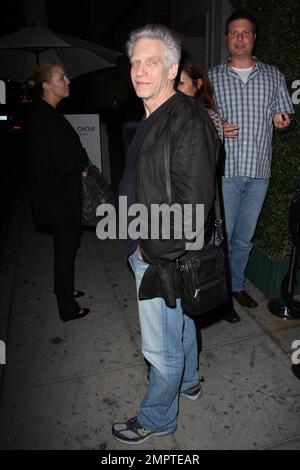 Exklusiv!! Der kanadische Regisseur und Schauspieler David Cronenberg posiert für Fotos, während er das Restaurant Mr. Chow in Beverly Hills, Kalifornien, verlässt. 10/29/08. Stockfoto