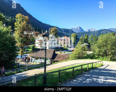 Eine schöne Aufnahme einer kurvenreichen Straße auf einem Hügel, die zum Schloss Neuschwanstein in Bayern führt Stockfoto