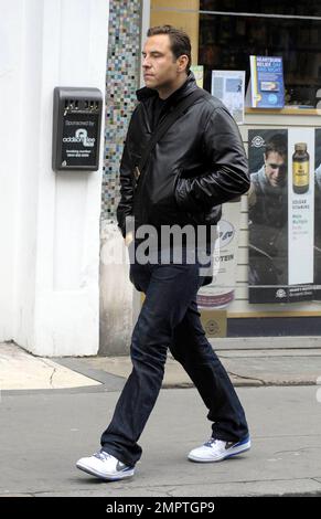 Der britische Komiker David Walliams begrüßt seine Fans fröhlich, während er einen Spaziergang durch das West End von London macht. 2/2/11. Stockfoto