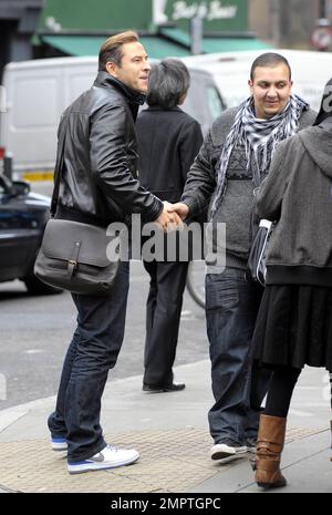 Der britische Komiker David Walliams begrüßt seine Fans fröhlich, während er einen Spaziergang durch das West End von London macht. 2/2/11. Stockfoto