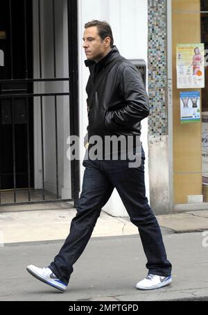 Der britische Komiker David Walliams begrüßt seine Fans fröhlich, während er einen Spaziergang durch das West End von London macht. 2/2/11. Stockfoto