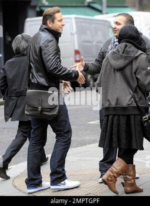 Der britische Komiker David Walliams begrüßt seine Fans fröhlich, während er einen Spaziergang durch das West End von London macht. 2/2/11. Stockfoto