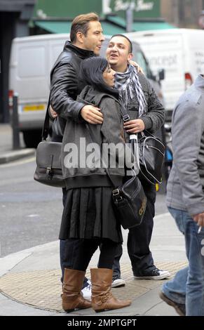 Der britische Komiker David Walliams begrüßt seine Fans fröhlich, während er einen Spaziergang durch das West End von London macht. 2/2/11. Stockfoto