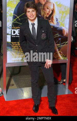 Gregg Sulkin spaziert auf dem roten Teppich bei der Weltpremiere von „Dear John“ im Grauman's Chinese Theater. Hollywood, Kalifornien. 2/1/10. . Stockfoto