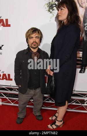 Schauspieler Peter Dinklage und Ehefrau Erica Schmidt kommen zur Weltpremiere des Comedy-Remake „Death at a Funeral“, einem Film von Chris Rock, am Arclight Cinerama Dome. Los Angeles, Kalifornien. 04/12/10. Stockfoto